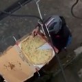 Jeziv snimak: Dostavljač hrane ogladneo, poslužio se picom, pa je posle aranžirao da se ne primeti!