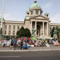 Studenti u akciji – ležaljke, suncobrani i bazenčić ispred Skupštine Srbije