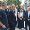 Opozicija predala zahtev Vučiću za raspisivanje vanrednih izbora