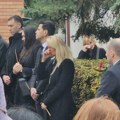 (Foto) bolni trenuci na sahrani majke Lene Kovačević: Pevačica briše suze, uz nju je sve vreme suprug