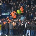 VIDEO Haos u Engleskoj: Navijači se tukli i upali na teren – meč prekinut, fudbaleri otišli u svlačionice