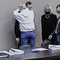 Topli zagrljaj uz suze Dirljiva scena tokom suđenja Navaljnom, susret sa suprugom Julijom izazvao emocije (foto)