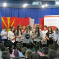 Na priredbi „Zboruvajme makedonski“ u Pečenjevcu osnovci glumili i pevali na makedonskom jeziku