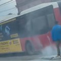 Drama u centru Kragujevca kod Zastavinog solitera: Zapalio se autobus u toku vožnje, nekoliko ljudi obuzdava vatru! (video)