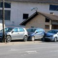 Izgubio kontrolu pa redom udarao u parkirane automobile: Vozač "golfa" oštetio 4 vozila, nesvakidašnja saobraćajka u…