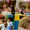 Janja, za koju zna cela Srbija i koja se s bratom Jakovom bori sa autizmom, napunila 10 godina! Prvi put slavila u igraonici…