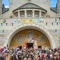 U krsnom hodu ka ostrogu i Tijana bošković: Reke ljudi iz Crne Gore, Srbije, Republike Srpske na poklonjenju Svetom Vasiliju…