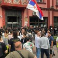 Protest ispred Skupštine Zaječara, najavljena radikalizacija ukoliko opoziciji ne bude omogućen uvid u izborni materijal…