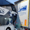 Mađarski putnički autobus udario u priključno vozilo kamiona kod Subotice, osmoro putnika povređeno