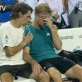 Napravio najveću tenisku senzaciju leta, pa ispustio tri meč lopte u finalu: Posle plakao, tešio ga rival!