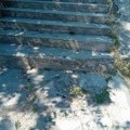 Stepenice u naselju Bubanj propadaju, žitelji kažu izgrađene pre pola veka, a sada rizične