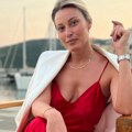 Dajana Paunović (37) u crvenoj haljini sa ogromnim dekolteom i bez brushaltera: Voditeljka na večeri u izazovnom izdanju…