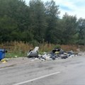 Udes kod Prijepolja: Vozač izgubio kontrolu, zakucao se u kotejnere pored puta i napravio haos