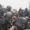 Brutalan napad na policiju! Pobesneli demonstranti divljali po gradu, letelo kamenje, korišćeni vodeni topovi i biber sprej!