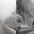 (Video) Autobus pretiče kolonu vozila, na putu sneg, i to sve na "Magistrali smrti": Snimak sa Ibarske za jezu