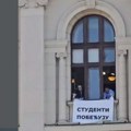 Poslanici DS okačili transparent na zgradi Skupštine „Studenti pobeđuju“ (VIDEO)