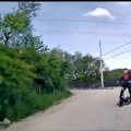 (Video) Jeziv snimak dečaka na trotinetu Vozač u Novom Pazaru se zaledio u sekundi: Dete mu se odjednom stvorilo ispred haube!…