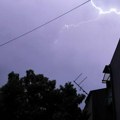 Olujno nevreme stiglo u Beograd! Seva i pljušti nad prestonicom, nebo se zacrnilo! Oluja i u Zemunu, munje cepaju nebo (video)