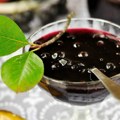 Slatko od aronije koje se lako pravi: Bobice ostaju cele, a sirup savršeno gust