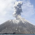 Eruptirao vulkan u Indoneziji: Lava kulja iz kratera; Pepeo zatrpao Džakartu; Otkazani letovi