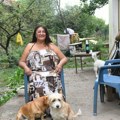 "Kupam se napolju kad je toplo vreme" Pevačica živi na rubu egzistencije u kući koja nema kupatilo: "Struju uzimam od crkve"