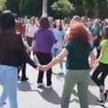 Maturski ples kod bodljikave žice: Ispred kordona u Zvečanu zaigrali kolo (video)
