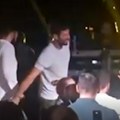 (Video) Novak đuska kao nikad dosad, a kiša lije: K'o iz kabla! Isplivao snimak sa primorja - Jelena i on su u transu