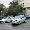 Prve fotografije strašnog sudara u strogom centru Beograda: Tri vozila skroz polupana, delovi kola svuda okolo