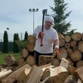 Hit snimak lukašenka kako cepa drva! Zasukao rukave i pokazao šta ume:"Sekira je dobra, ali može biti bolja" (video)