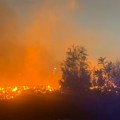 Lokalizovan jak požar u novom sadu Evo šta je gorelo, intervenisao veliki broj vatrogasaca i vozila (foto)