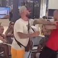 Neviđena tuča u Eliti zbog Aneli Ahmić! Luka preko stola skočio na Munjeza: Obezbeđenje doletelo u Belu kuću