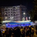 Suzavac pa juriš policije na demonstrante na Novom Beogradu