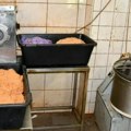 Šokantni prizori u mesari kod Smedereva Otkriveno meso puno buđi, nigde porekla i deklaracije, snabdevano nekoliko restorana…