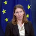 (Video) Srušila se ministarka zdravlja Pala je preko govornice nakon što se predstavila javnosti, svi su skočili da pomognu