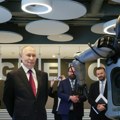 Robot zaplesao pred Putinom /video/