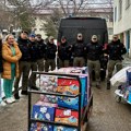Niški žandarmi i ove godine doneli paketiće mališanima na dečijim klinikama