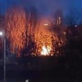 Bukti požar na Novom Beogradu! Gusti, crni dim se širi naseljem: Vatrogasci na terenu! (video)