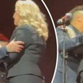 Goca plače na bini, Marija Šerifović odmah prišla i zagrlila je: Dirljiva scena na koncertu u Šabanovu čast
