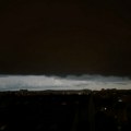 (Foto, video) Gromovi paraju nebo, seva sa svih strana! Zastrašujuća linijska oluja "guta" Beograd: Pljušti kao iz kabla…