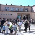 Radost u Leposaviću! 75 đaka prvaka krenulo u školu! Prvi školski dan počeo himnom Bože pravde! Evo šta kažu tate prvačića…