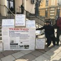 Već 3 dana štrajkuje ispred prokupačkog Suda, za nadležne i dalje nevidljiv