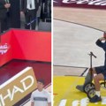 Majk Džejms seo na trotinet i došao da šutira na koš: Ne može na noge, ali može da igra košarku