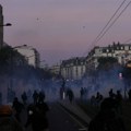 Nasilje na ulicama Francuske tokom protesta zbog visokih životnih troškova. Molotovljevi kokteli na policiju, uhapšeno na…