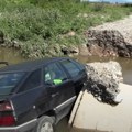 Bujica odnela most kod Vrnjačke banje Automobil upao u korito Gradačke reke (foto)