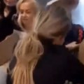 Skaču jedni po drugima, otimaju se i grabe Isplivao snimak iz Lidla u Borči, ljudi navalili na aparat za kolače (VIDEO)