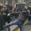 Tuča pristalica opozicije ispred RIK-a Đilasovci se pesniče i prave haos (video)
