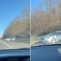 Jeziv udes kod Malog Požarevca! Zadnji deo automobila potpuno smrskan - poginula jedna osoba, 3 teško povređene (video)