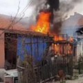 Stravičan snimak požara U Zaječaru: Vatra guta kuću, vatrogasne ekipe na terenu (video)