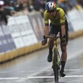 Drama belgijskog bicikliste: Van Art slomio ključnu kost i rebra u trci u Flandriji
