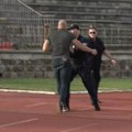 Ćelavi navijač Radničkog upao na atletsku stazu i zaleteo se na Firmaše: Haos na kraju meča u Kragujevcu!